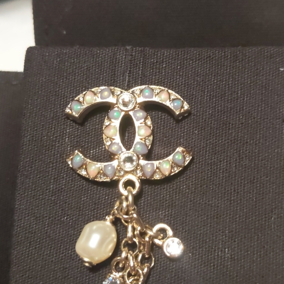🆕 RARE CHANEL 19A CC Logo Pearl Crystal Earrings - Picture 5 of 8
